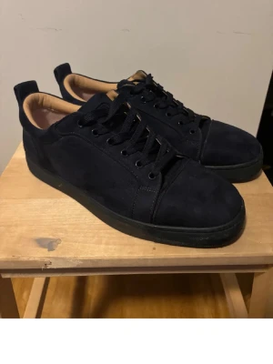 Mörkblå sneakers från Louboutin - Hallöö, säljer dessa feta Louboutin i strl:45 kom DM innan ni köper!! Har ingen box!!