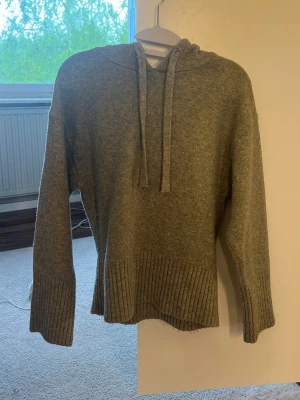 Grå Zara hoodie  - Fin grå Zara hoodie💗skön och varm att ha på sig och passar perfekt att ha nu till sommarkvällarna  