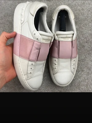 Valentino open rosa  - Skit snygga skor från Valentino. Köpta på Vinted men säljer nu då de är för små för mig. Köpta för 2400 men säljer för 1700 då jag bara vill bli av med dom. ✨💖