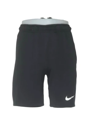 Svarta Nike shorts med logga - Svarta shorts från Nike med vit logga på vänster ben och grå detalj på sidan. Klassisk sportig look med elastisk midja och normal passform. Perfekta för träning eller chill dagar. Tillverkade i mjuk bomullsmix för extra komfort.
