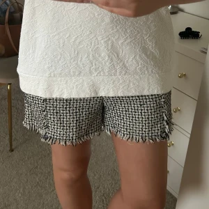 Shorts Zara - Säljer dessa shorts från Zara! Super snygga och cool. De är högmidjade men jag brukar ha dom till en oversized t shirt eller en stickad tröja så syns bara de fina mönstret så som jag visar på bilderna! Skriv för frågor eller fler bilder❤️