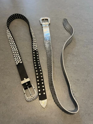 Skärp  - Skärp med pärlor 🖤🩶x2 fattar två pärlor på det svarta!