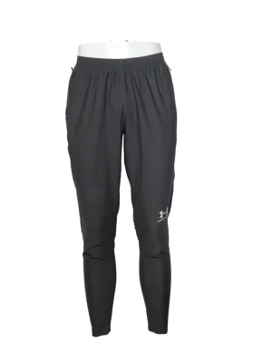 Svarta träningsbyxor Under Armour - Snygga svarta träningsbyxor från Under Armour med smal passform och resår i midjan. Byxorna har diskret logga på ena benet och är tillverkade i ett lätt och stretchigt material som passar perfekt för löpning eller gym.