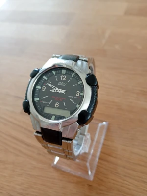 1990 Casio Edifice Ana-Digi 40mm Herrklocka - Säljer en unik vintageklocka (sent 90-tal) från japanska Casio i nyskick enligt bilder. Enstaka tecken på användning som ej stör. Otestad, originalarmband i rostfritt stål, digitalklocka, japanskt urverk, självlysande, vattentät till 100 meter, osv. Behöver nytt batteri. Modell: EFA-101.  Begagnat pris: > 700 SEK (för bara boetten) Mitt pris: 489 SEK  Skickas snabbt och spårbart. Skriv vid frågor och se gärna mina andra annonser!