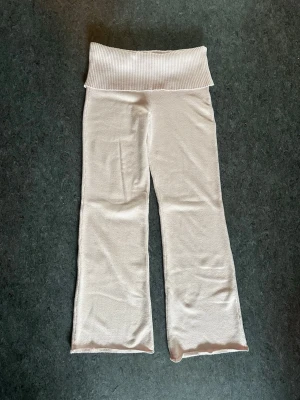 Ljusrosa stickade byxor 💞 - Ljusrosa stickade  foldover pants från Ginatricot i storlek L💞 dem är använda och lite smått noppriga men i bra skick💞 dem är lite korta i benen och lite små i storleken då dem krympt lite i tvätten 💞 hör av er om ni har fler frågor eller vill ha fler bilder 🩷
