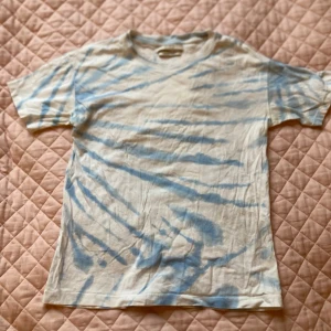 Tie dye T-shirt - Blå tie dye T-shirt