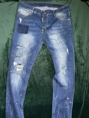 DSQUARED2  -  Ett par mörkblåa DSQUARED2 Jeans med slitningar. För dig som gillar Street klädnad. Pris kan diskuteras. MVH stentorparchive⚓️
