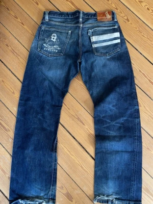 Limited edition Momotaro jeans  - Tjena!  📍Säljer nu ett par limited edition Momotaro jeans som har använt i ungefär 20 år!  📍De har både de vanliga ”battelstripsen” och på den andra fickan är det ”Momotaro loggan”  📍några små men omärkbara skador skriv till mig för närmare bilder  📍Mått: midja: 40cm längd: 100cm lår: 27cm benöppning: 22cm   📍Fråga gärna frågor och priset kan såklart diskuteras!