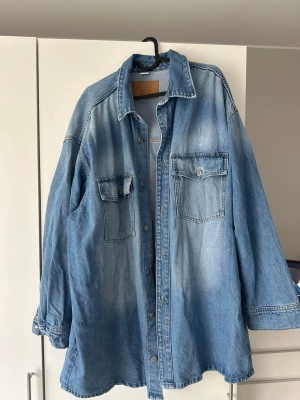 Jeans jacka  - Stor i storleken