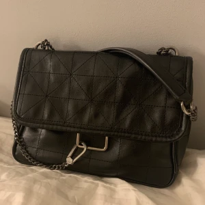 Zara väska - Väldigt rymlig och snygg väska! Slutsåld på zara, köp direkt för 350kr💕