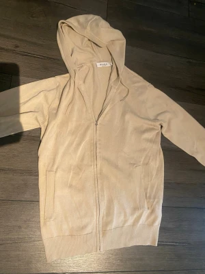 Beige merinoull zip hoodie  - Merinoull hoodie i jättebra skick, knappt använd. Passar xs. Den är lite mörkare i verkligheten än på bilden
