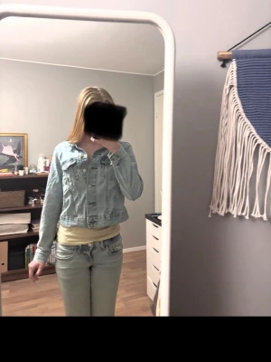 Ljusblå jeansjacka med klassisk look - Snygg ljusblå jeansjacka med klassisk krage och knäppning framtill. Jackan har två bröstfickor med lock och knappar samt långa ärmar. Perfekt för dig som gillar en tidlös och avslappnad stil. Kom gärna med prisförslag!😽💞
