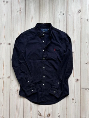 Ralph lauren skjorta - Säljer nu denna feta Ralph lauren skjortan i riktigt bra skick, perfekt nu till sommaren. Storlek: S. Nypris: 1499kr. Mitt pris: 549kr. Skriv vid frågor eller för fler bilder! 🤩
