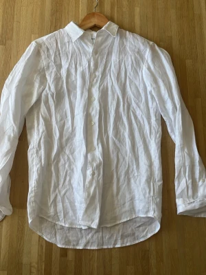 Vit linneskjorta - Säljer en riktigt snygg linneskjorta från uniqlo.       Storlek: S