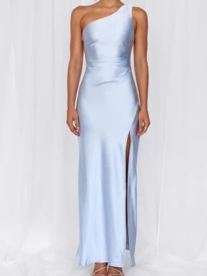 Ljusblå satinklänning med slits - Elegant ljusblå långklänning i satin med oneshoulder-design och hög slits framtill. Klänningen har en figurnära passform som framhäver siluetten och ger en lyxig känsla. Perfekt för dig som vill sticka ut med en stilren look.  Jag är 156 och klänningen satt jättebra på mig med med klackskor 