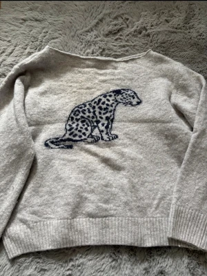 grå stickad tröja med leopardmotiv - köpt för ca 700kr på Subdued 🙌 Skulle säga att det är storlek S men har krympt lite i tvätten så nu mera XS.  ( Använd ett par gånger) 