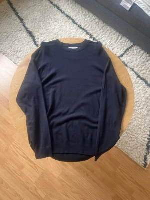 Mörkblå tröja från Zara - Hej👋 Säljer en stilren mörkblå tröja från Zara med rund halsringning och långa ärmar🤩Tröjan är i ett mjukt och tunt material, perfekt för lager-på-lager och enkel att matcha med olika outfits😮‍💨 Meddela gärna vid frågor!📩