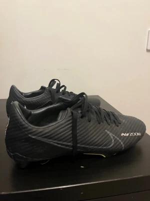 Nike Air Zoom Mercurial fotbollsskor - Säljer ett par svarta Nike Air Zoom Mercurial fotbollsskor. Storlek 42,5. Använda men funkar jätte bra är bara snörerna som är lite slitna. Priset kan diskuteras!