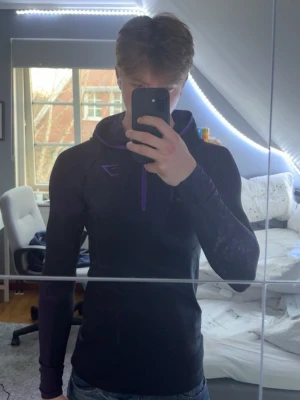 Svart hoodie från Gymshark med lila detaljer - Snygg svart hoodie från Gymshark med lila dragkedja och detaljer. Tröjan har lång ärm, åtsittande passform och huva med lila insida. Perfekt för träning eller chill. Materialet är stretchigt och andas bra.  KAN GÅ NED I PRIS EVENTUELLT‼️