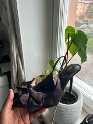 Bruna pumps med rosett från Zara - Helt nya snygga bruna pumps från Zara med spetsig tå. Köpt i paris