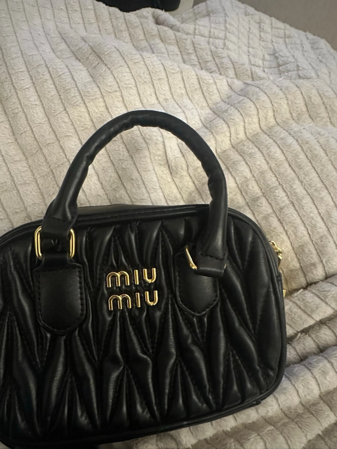 Svart quiltad handväska från Miu Miu