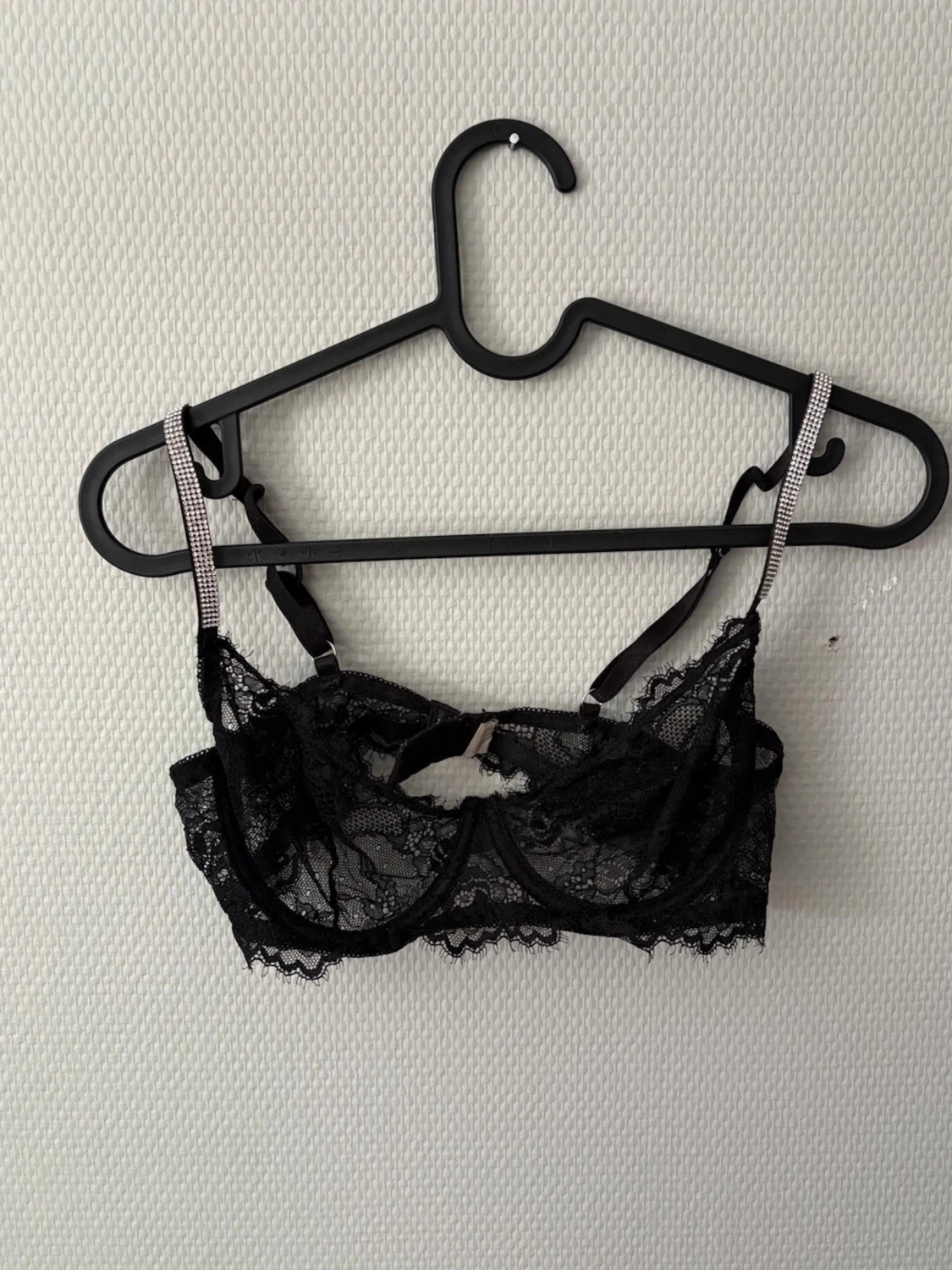 Svart spets-bh med strassband