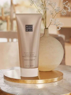Ny! Rituals Keratin Recovery Hair Mask - Helt ny! Lyxig hårinpackning från Rituals i en elegant beige tub på 200 ml, full size. Innehåller keratin och arganolja som ger näring och återfuktar håret på djupet. Perfekt för dig som vill boosta hårets styrka och glans.