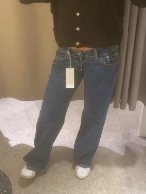 Low wasted jeans  - Säljer ett par assnygga Low wasted jeans från Gina. Endast använt de en gång så i ett utmärkt skick. Skriv för frågor. 
