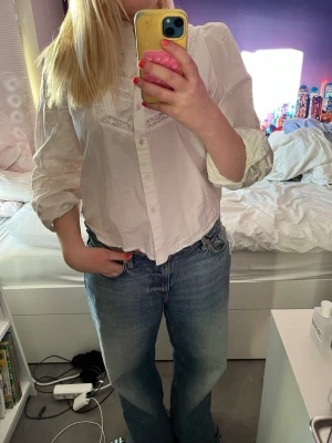 Skjortblus från Zara - Vit spetsskjorta i bomull med knappar 