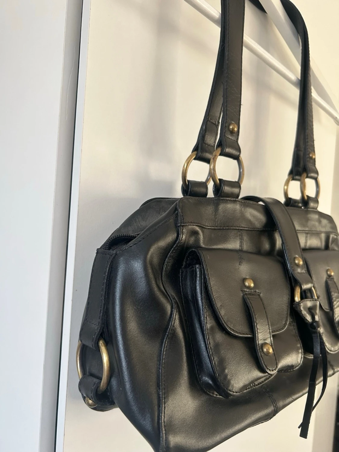 Svart handväska med fickor - 2