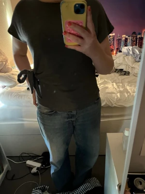 Stickad tröja med knytning  - Mörkgrå stickad tröja med knytning i sidan