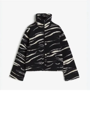 Zebramönstrad teddyjacka med dragkedja - Säljer en svart och vit teddyjacka med zebramönster och hög krage. 