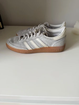 Adidas Spezial sneakers - Säljer nu dessa adidas spezial. Säljer då dem inte kommer till användning längre. Finns tecken på användning, men inget man ser om man inte tänker på det. Skriv vid frågor!💗