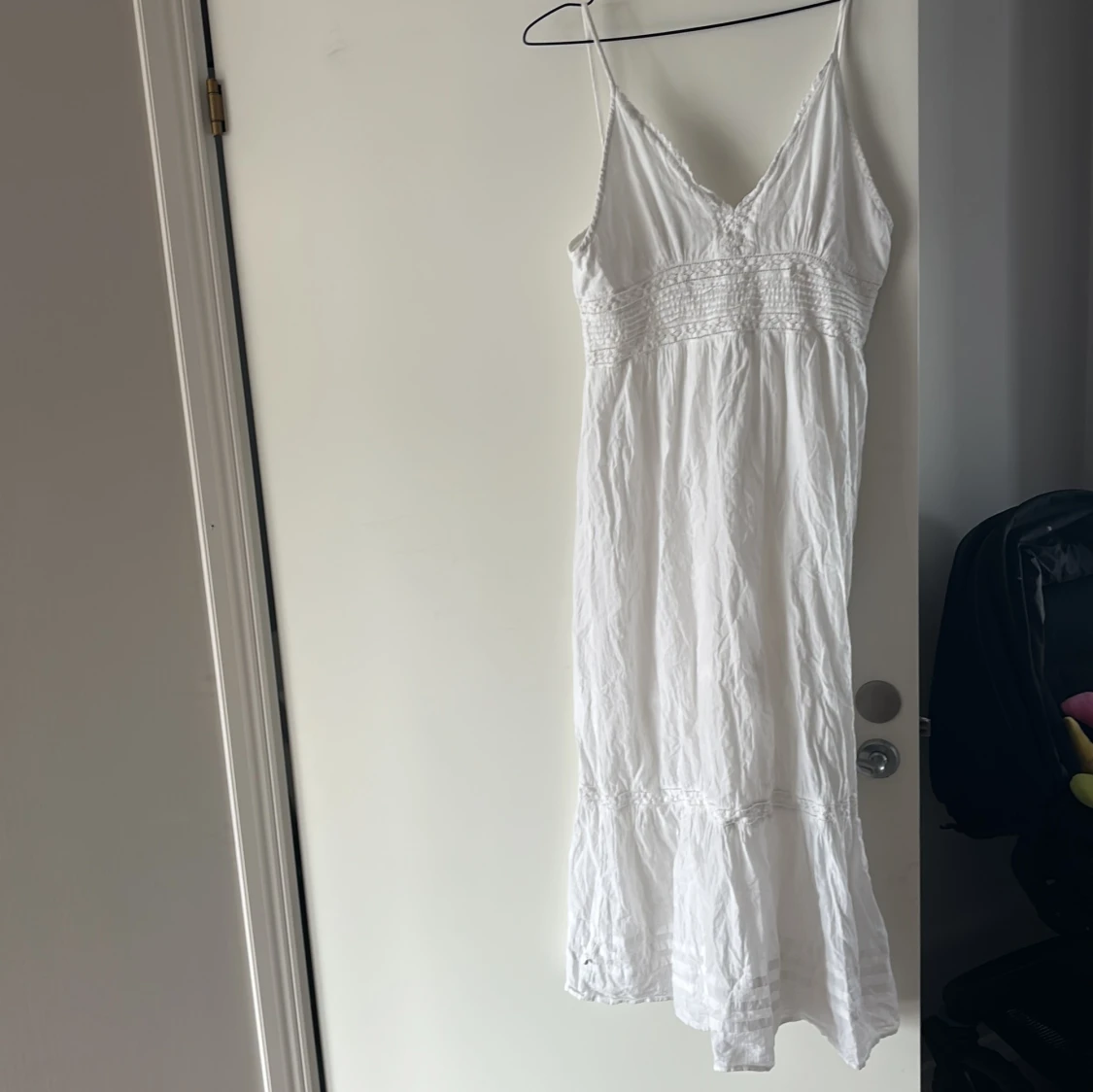 Vit långklänning med smockdetaljer