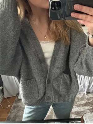 Grå kofta H&M - Så mysig kofta från H&M i storlek M! Superfin och skön 🤍passar även mindre. Skriv vid frågor! Lite nopprig men inget jag tycker märks av vid användning. 