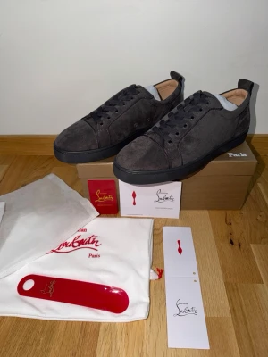 Grå Loubs  - Hej säljer fint grå loubs utan spikar. Det är en av de bästa skorna i nutiden riktigt fint. Allting i bilden ingår med skorna = En väska, Louboutin Kort och Skohorn. Priset går att diskuteras och TVEKA INTE ATT SKICKA EN BUD:)