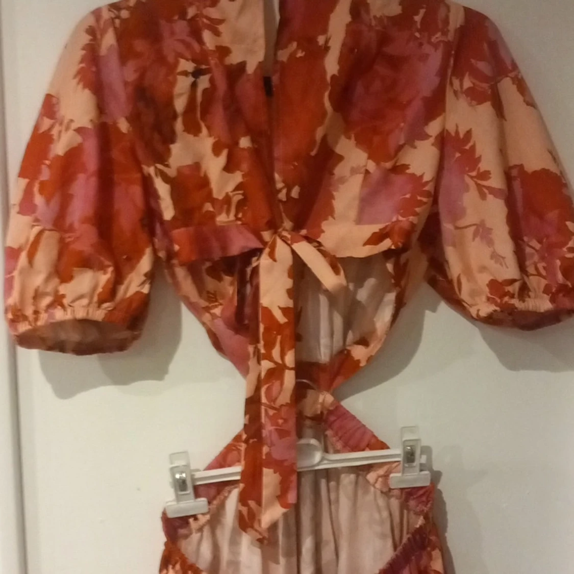 Blommig långklänning med puffärm - 2