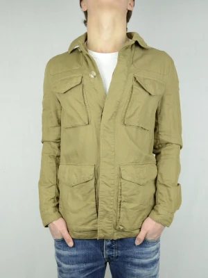 Massimo Dutti Fieldjacket  - MASSIMO DUTTI FIELDJACKET Storlek : M Passform : Normal Användning : Jackan är i ett väldigt fint skick utan defekter Nypris : Cirka 1800SEK Modellen på bilen är 182CM och väger 78KG