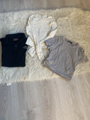  toppar  - Säljer tre olika toppar, hör av dig om du villa kolla närmare på någon av dom!!💗 15kr/st