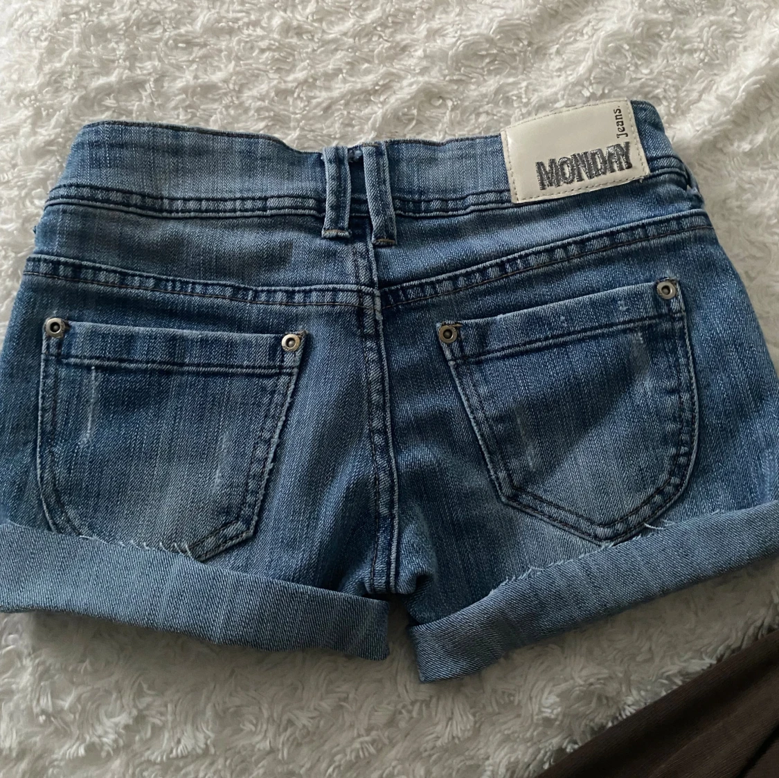 Blå denimshorts från Monki - 1