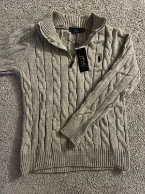 Ralph Lauren Half Zip - Helt ny & Oanvänd ✔️, Kommer med tags 🏷, Skickas inom 1 dag 🚀, Storlek XXL men passar som XL/L✔️, Kontakta för mer info ☺️