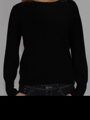 Svart stickad tröja med rund hals - En enkel och stilren svart stickad tröja med rund halsringning och långa ärmar. Tröjan har en rak passform och ribbade muddar vid ärmslut och nederkant. Perfekt att matcha med jeans eller kjol för en clean look.