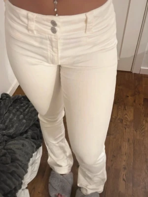 Vita lågmidjade bootcut jeans💕💕 - Snygga vita bootcut jeans från H&M💓De är lågmidjade och har inga defekter. Storlek 170 men sitter som XS!