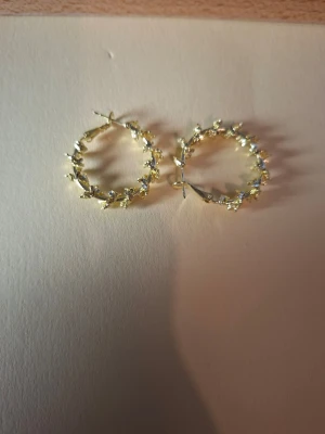 Guldiga creoler med blommönster - Överge samlingen, utförsäljning till låga priser