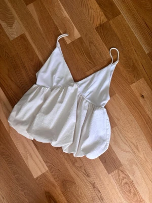 Vit volangig linnetopp - Säljer en söt vit linnetopp🤍🤍🤍