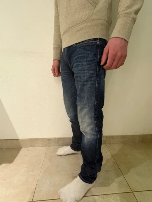 Reaply anbass - Säljer ett par Reaply Anbass slim fit jeans i storlek W31 L32 sitter lite stora på mig| skick 9/10| hör av er vid eventuella frågor.