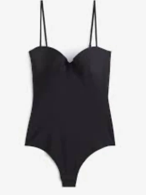 Populär body hm - Slutsåld body från hm, använd fåtal gånger💗