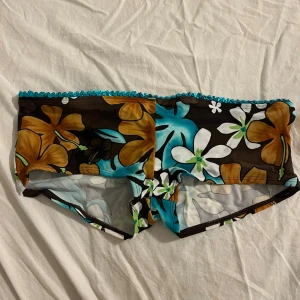 Ny! Blommiga bikini-shorts med paljetter - Ny! Färgglada blommiga bikini-shorts med paljetter från C&A. Råkat dra bort prislappen annars helt oanvänd.  