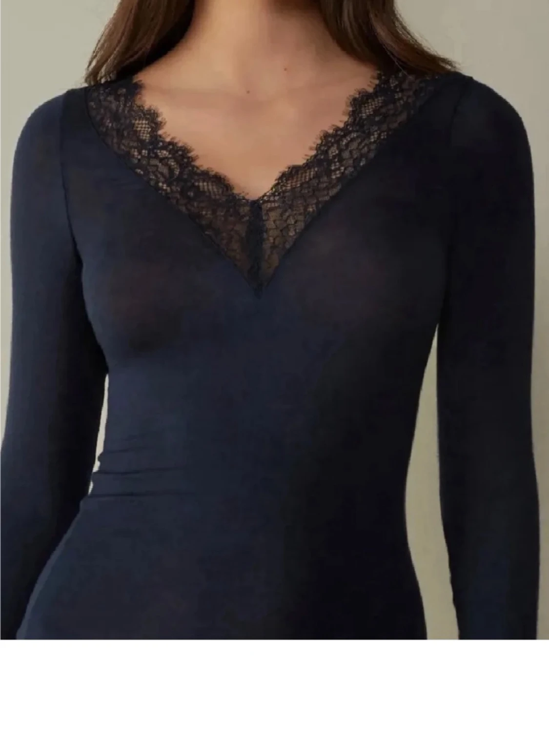 Mörkblå topp med spetsdetalj