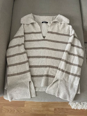 Tröja - Stickad tröja från GINA TRICOT. Nypris är 449kr. Köparen står för frakten. Pris kan diskuteras vid snabb affär!